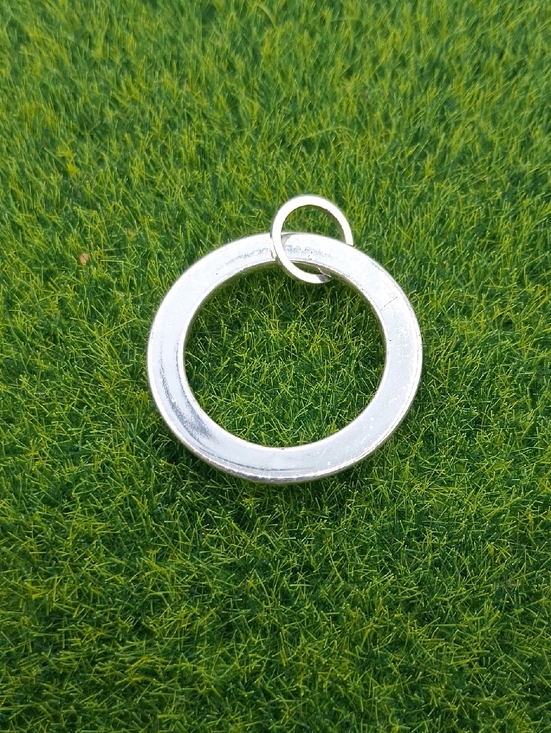 Estate Jewelry - Silver Tone Open Circle Pendant Necklace - Minimal Women’s Jewelry P409